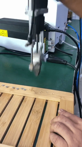 马桶堵了如何吸出来？34个机械原理、设计动画来了1、马桶疏通器原理：2、高频变压器绕组自动化生产：3、伺服电缸高负载、大推力、高精度、易维护，应用广泛：4、小型土豆收获机：5、郎酒瓶子制作工艺：6、陶瓷杯自动化生产：7、液压奶酪切割机：8、自动化摊煎饼：9、蔬菜丸子制作过程：10、自动化包子机：11、万能清扫器：12、快速部署战场铁丝网防御线：13、手持式自动螺丝机：14、自由弯管机：15、滚动式捡果器：16、铜管折弯过程，谁知道为什么不瘪：17、自动化攻丝机：18、45度管接头滚牙：19、食品,马桶堵了如何吸出来？34个机械原理、设计动画来了，直观易懂,第13张