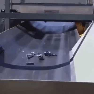 马桶堵了如何吸出来？34个机械原理、设计动画来了1、马桶疏通器原理：2、高频变压器绕组自动化生产：3、伺服电缸高负载、大推力、高精度、易维护，应用广泛：4、小型土豆收获机：5、郎酒瓶子制作工艺：6、陶瓷杯自动化生产：7、液压奶酪切割机：8、自动化摊煎饼：9、蔬菜丸子制作过程：10、自动化包子机：11、万能清扫器：12、快速部署战场铁丝网防御线：13、手持式自动螺丝机：14、自由弯管机：15、滚动式捡果器：16、铜管折弯过程，谁知道为什么不瘪：17、自动化攻丝机：18、45度管接头滚牙：19、食品,马桶堵了如何吸出来？34个机械原理、设计动画来了，直观易懂,第21张