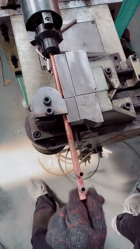 马桶堵了如何吸出来？34个机械原理、设计动画来了1、马桶疏通器原理：2、高频变压器绕组自动化生产：3、伺服电缸高负载、大推力、高精度、易维护，应用广泛：4、小型土豆收获机：5、郎酒瓶子制作工艺：6、陶瓷杯自动化生产：7、液压奶酪切割机：8、自动化摊煎饼：9、蔬菜丸子制作过程：10、自动化包子机：11、万能清扫器：12、快速部署战场铁丝网防御线：13、手持式自动螺丝机：14、自由弯管机：15、滚动式捡果器：16、铜管折弯过程，谁知道为什么不瘪：17、自动化攻丝机：18、45度管接头滚牙：19、食品,马桶堵了如何吸出来？34个机械原理、设计动画来了，直观易懂,第16张